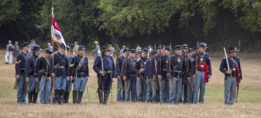 Birlik askerleri sahada sıraya girdiler.