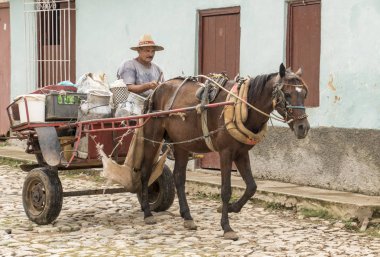 Kübalı bir tüccar satılık mallarıyla at arabasıyla geziyor.