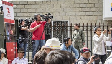 Cuenca, Ekvador - 24 Aralık 2015 Yerel TV kanallarından ekipler yerel bir yıllık geçit törenini filme çektiler