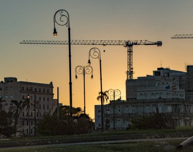 Şafakta Havana ufuk çizgisinde inşaat vinçleri görülebilir.