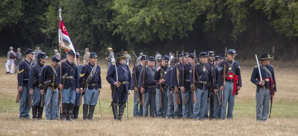 Union soldiers line up in field — 스톡 사진