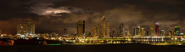 Geceleri Panama şehir manzarası alev aldı. — Stok fotoğraf