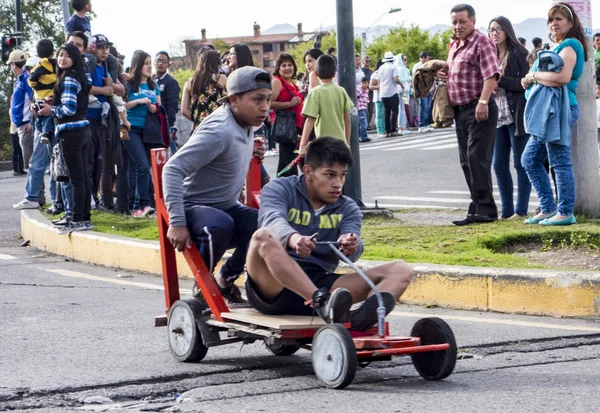 Cuenca, Equador - 3 de novembro de 2015 - Adolescentes competem em seus carros de caixa de sabão caseiros — Fotografia de Stock