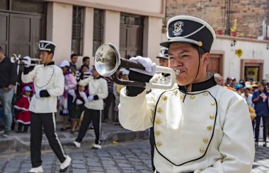 Cuenca, Ekvador, 13 Ocak 2018: Borazancı geçit töreninde yürüyor
