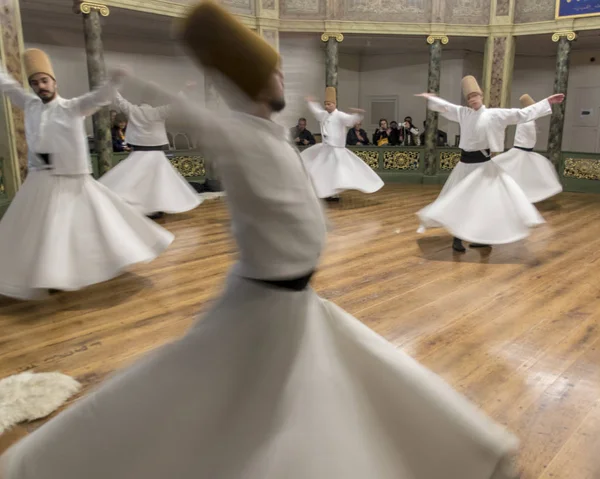 Οι Blurred Whirling Dervishes εξασκούνται στο χορό τους — Φωτογραφία Αρχείου