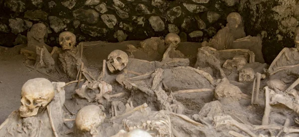 Kafatasları ve kemikleri gömülü içinde lav bulundu — Stok fotoğraf
