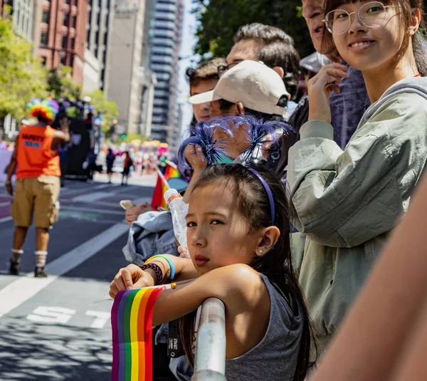 Desfile del Orgullo Gay en San Francisco - público observa desfile —  Fotos de Stock