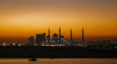 Şeyh Zayed Camii gece görüldüğü gibi.