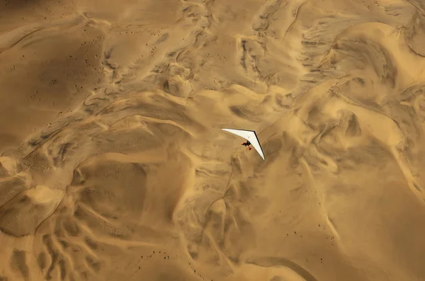 Se puede ver un avión microligero volando sobre las arenas de Namibia — Foto de Stock