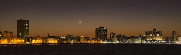 Horizonte Havana ao pôr-do-sol, com lua crescente — Fotografia de Stock