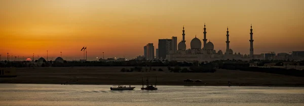 Sjeik Zayed Moskee gezien 's nachts — Stockfoto