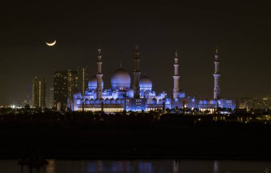Şeyh Zayed Camii gece ay ışığında görüldüğü gibi