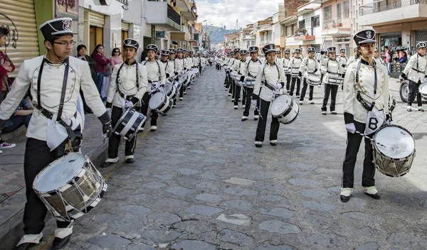 Cuenca, Ecuador, 13 januari 2018: Drummers marcheren in parade — Stockfoto