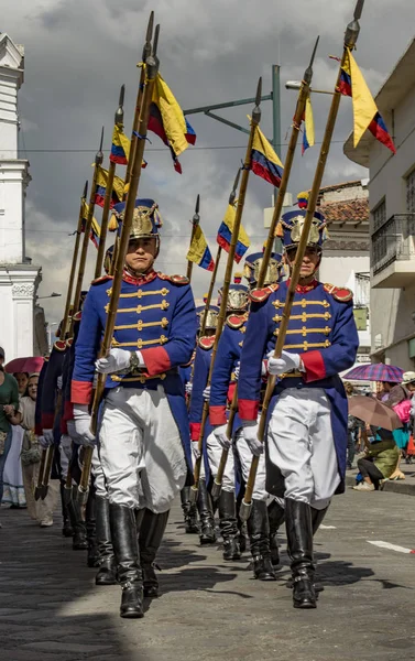 Guardia de honor militar con uniformes históricos marcha en desfile — Foto de Stock