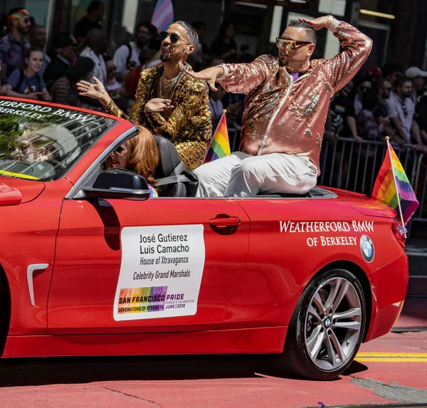Gay trots parade in San Francisco - José Gutierez en Luis Camacho rit als speciale gasten — Stockfoto