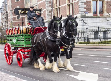 Amsterdam, Hollanda - 24 Mart 2016 - At arabalı bira fıçısı