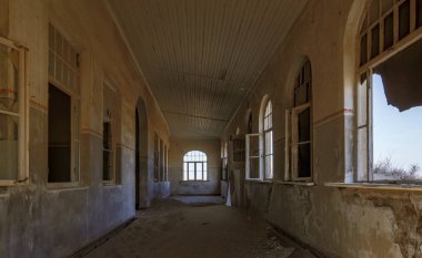 Kum, Kolmanskoppe 'taki bu odaları işgal etti ve ele geçirdi.