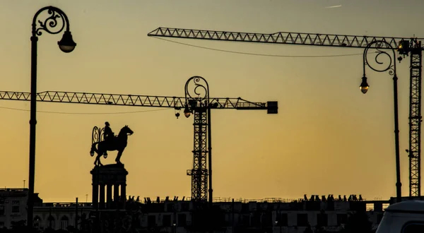 Baukräne und ein Kriegerdenkmal sind in der Abenddämmerung über der Skyline Havannas zu sehen — Stockfoto