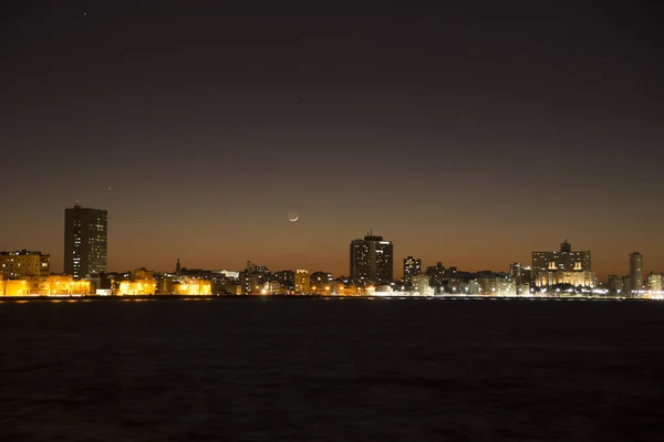 Die Skyline von Havanna bei Sonnenuntergang mit Mondsichel — Stockfoto
