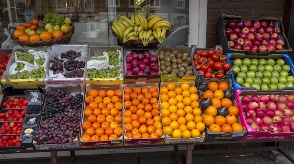 Frukter till salu på en marknad — Stockfoto