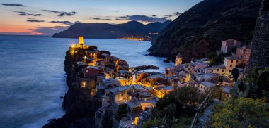 Vernazza, İtalya - 28 Nisan 2017 - Şehir gün batımında çevre tepelerden görülüyor