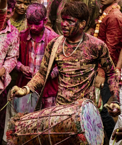 Young man beats drum to provide music for Holi Festival in India — Stock Photo, Image