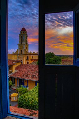 Convento de San Francisco, gün batımında çatıdan bir kapıdan geçerek görülüyor.
