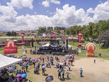 Cuenca, Ekvador - 2 Kasım 2017 - Parktaki Ruhlar Günü Senfonisinde Miraflores Park 'ın Havadan Görünümü