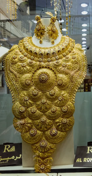 Joyas de oro masivas para la venta en un zoco de oro — Foto de Stock