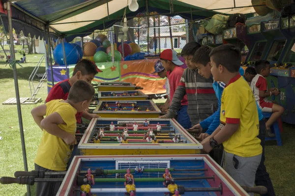 Cuenca, Equador - 2 de novembro de 2017 - Meninos jogam jogos de arcade em um festival no Parque Miraflores — Fotografia de Stock