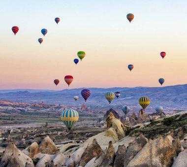 Goreme, Türkiye - 6 Nisan 2016 - Sayısız sıcak hava balonu havalandı
