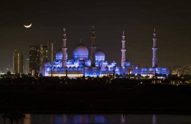 Şeyh Zayed Camii gece ay ışığında görüldüğü gibi