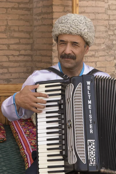 Khiva, Uzbekistán - 23 de mayo de 2017 - El hombre toca acordeón —  Fotos de Stock
