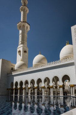 Şeyh Zayed Camiinin iç avlusu.