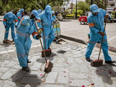 Cuenca, Ekvador, 13 Ocak 2018: Ekip geçit töreninden sonra temizlik yapıyor