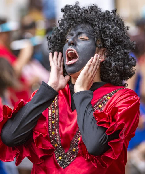 Cuenca, Ecuador - 24 de diciembre de 2015 - Jóvenes disfrazados de Cara Negra para desfile — Foto de Stock