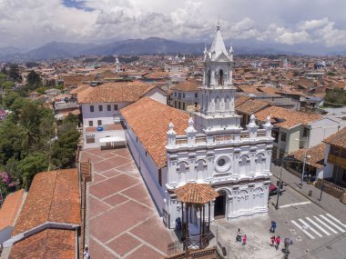 Cuenca, Ekvador - 3 Kasım 2017 - Todos Santos katedralinin havadan görünüşü