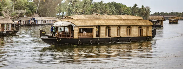 Bamboo thatched houseboat floats down the backwaters of Kerala — Stock Photo, Image