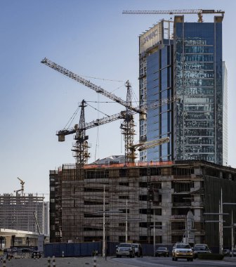 Abu Dabi boyunca hızla yeni gökdelenler inşa ediliyor.