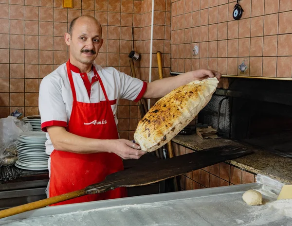 Antalyna, Turquía - 4 de agosto de 2016 - Baker muestra pan plano acaba de salir del horno — Foto de Stock