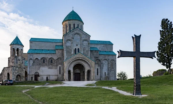 Kutaisi, Gürcistan - 9 Haziran 2017 Bagrati Katedrali 'nin ön bahçesinde Cross görüldü. — Stok fotoğraf