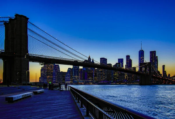 Brooklyn Bridge, widziany z Dumbo Park po zachodzie słońca, podczas Blue Hour — Zdjęcie stockowe