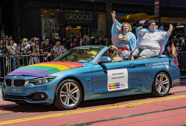 Gay Pride Parade w San Francisco-Gavin Grimm jeździ jako gość sławna — Zdjęcie stockowe