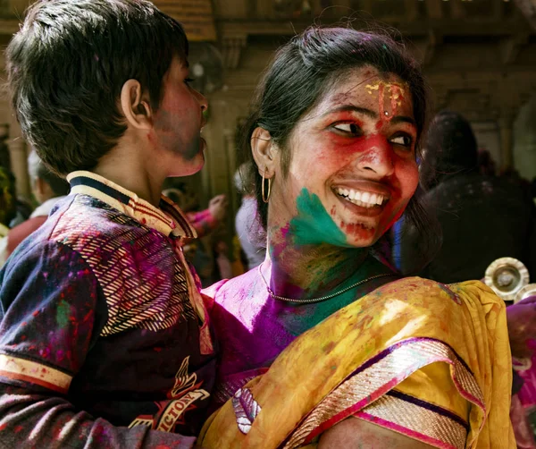 Mother and son are covered in paint during Holi Festival in India — Stock Photo, Image