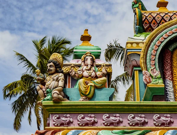 Nära detalj av statyer på tranditionell hindi tempel i Indien — Stockfoto