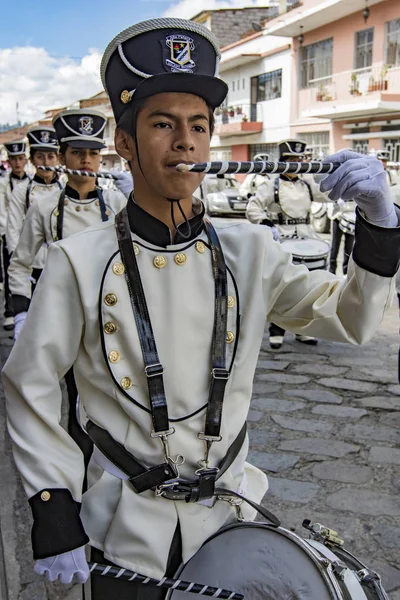 Cuenca, Ecuador, 13 de enero de 2018: Tambores marchando en desfile —  Fotos de Stock