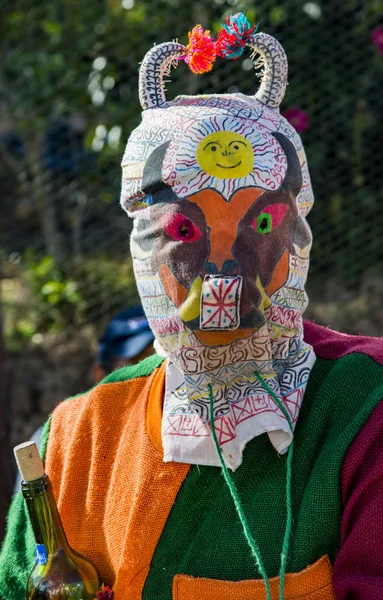 Saraguro, Ecuador - 23 de diciembre de 2017 - El hombre lleva máscara tradicional del diablo en una feria al aire libre —  Fotos de Stock