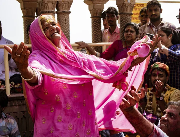 Alte Frau mit nur einem Zahn tanzt beim indischen Holi-Fest — Stockfoto