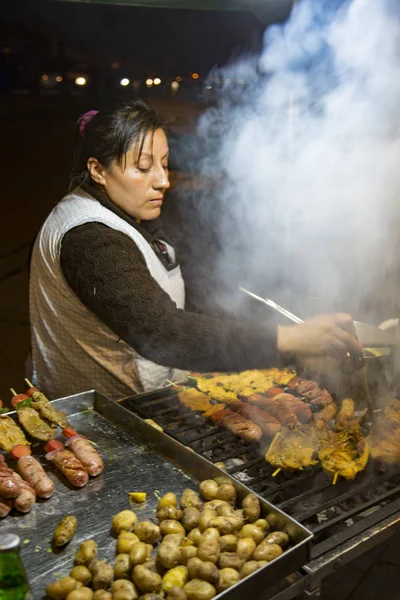 Street food vendor prepares shish kabob of sausage, chicken and potatoes — Stock Photo, Image