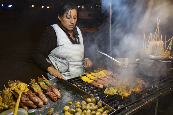 Street Food verkoper bereidt Shish kabob van worst, kip en aardappelen — Stockfoto